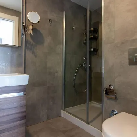 Sleek & Modern 1br Corner Flat W Views + Parking #191 *