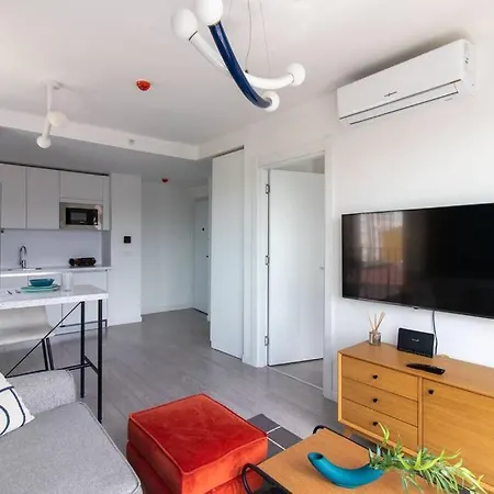 Sleek & Modern 1br Corner Flat W Views + Parking #191