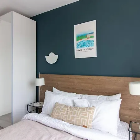 Sleek & Modern 1br Corner Flat W Views + Parking #191 이스탄불